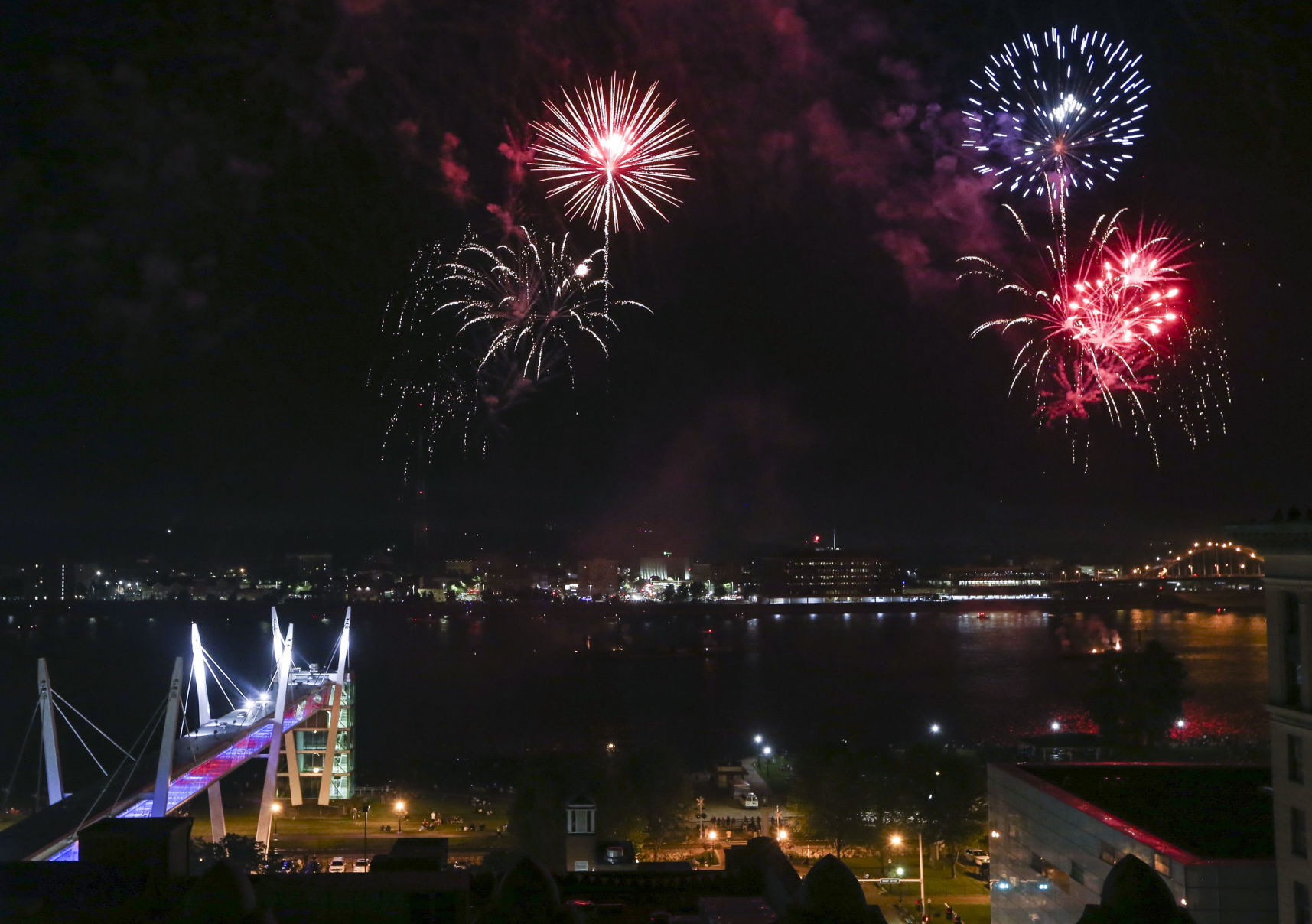 070321-qc-nws-fireworks-08.JPG